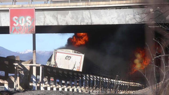 Camion cisterna prende fuoco. 6 morti tra cui 2 bambini