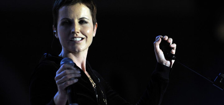 Dolores O’Riordan, centinaia di fans rendono omaggio alla camera ardente! Domani i funerali