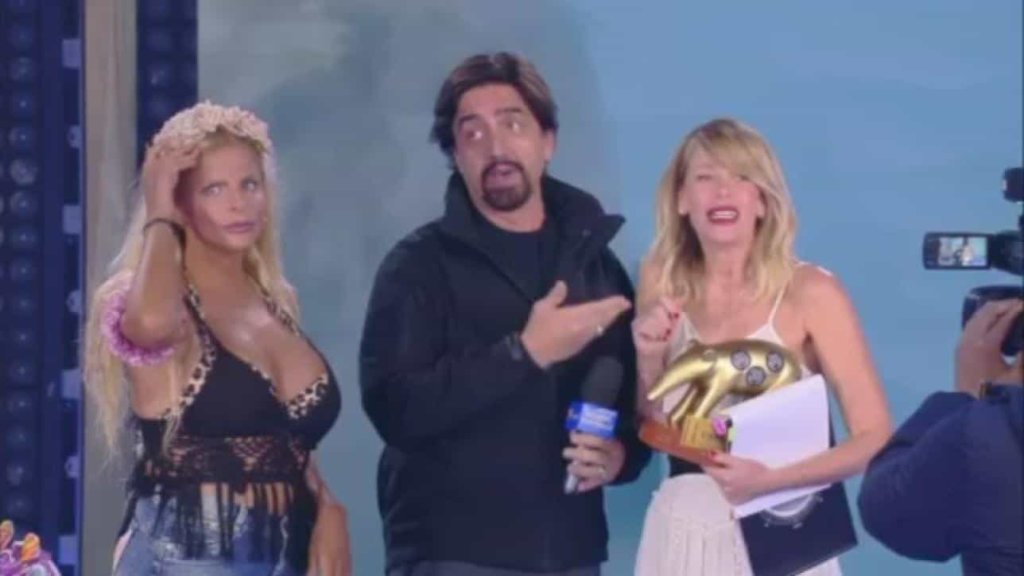 Isola dei Famosi 2018: Valerio Staffelli consegna tapiro d'oro ad Alessia Marcuzzi durante la finale