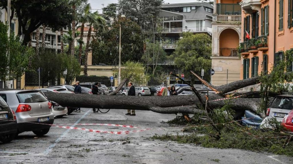 Allerta meteo Arancione, prudenza durante spostamenti nella Festa dei Santi