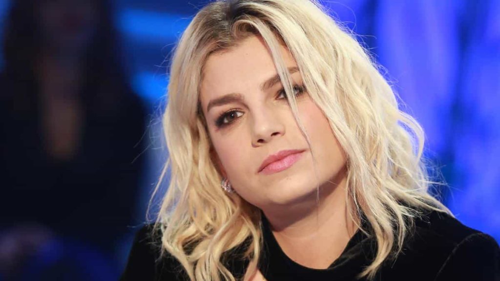 Emma Marrone annulla i concerti per un serio problema di salute. Maria De Filippi le manda un messaggio d'incoraggiamento